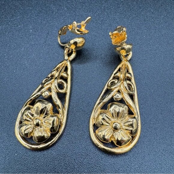 Vintage Trifari Gold Tone Flower Clip On Earrings - Picture 1 of 6